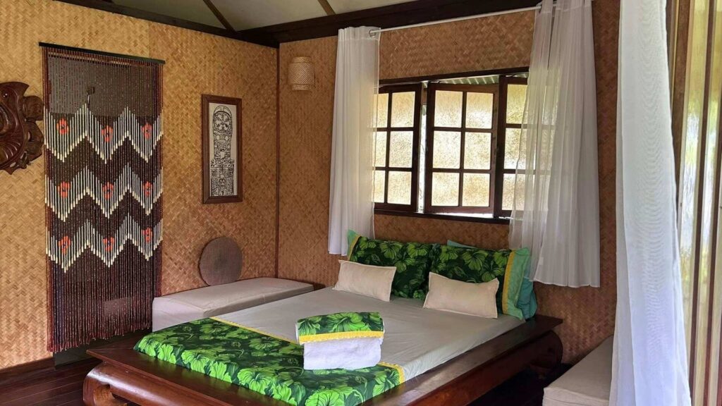 Lit du bungalow Hanamio Hill à Hiva Oa – vue depuis la terrasse