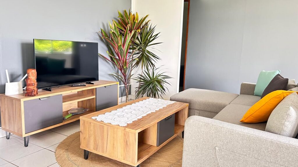 Salon de Katu Home photographié de côté, montrant l’espace de vie et la table basse.