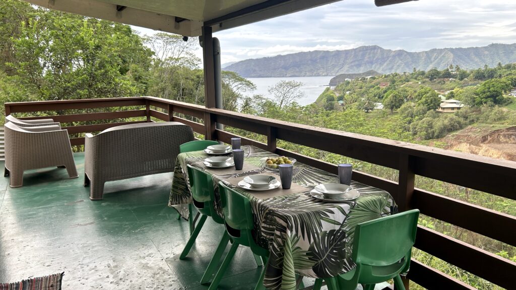 Terrasse de Koki Horizon avec vue sur les montagnes de Hiva Oa