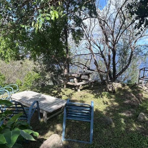 Petit salon extérieur dans la cour du bungalow Hanamio Hill