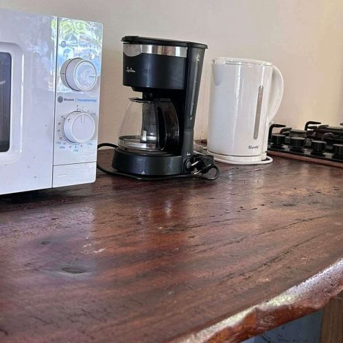 Le coin cuisine du bungalow Hanamio Hill avec bouilloire, micro-ondes et cafetière