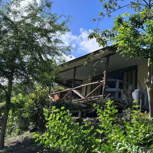 Bungalow Hanamio Hill vu depuis le contrebas de la terrasse