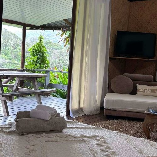 Une petite vue de la terrasse du bungalow Hanamio Hill depuis le lit