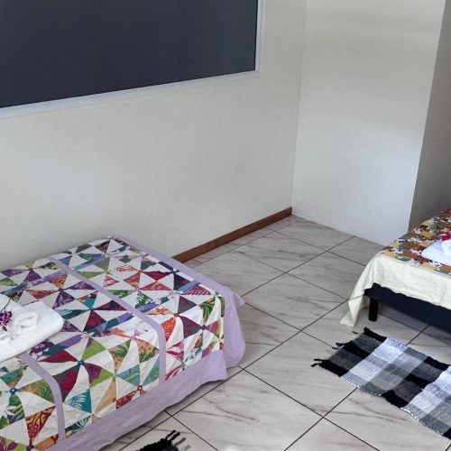 Deux lits single séparés dans l’espace nuit du studio Kena Twiny