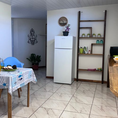 Espace repas du studio Kena Twiny à Hiva Oa