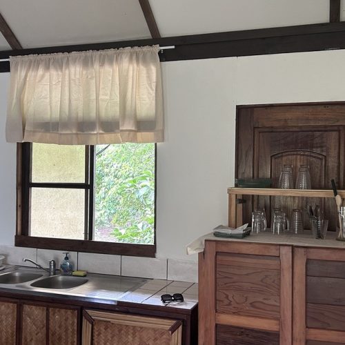 Évier et étagère de la cuisine du bungalow Hanamio Hill