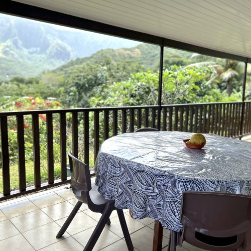 Grande table à manger sur la terrasse de Katu Home avec vue sur la montagne.