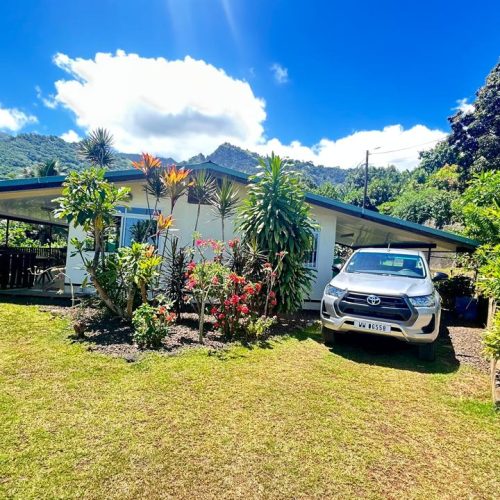 Façade côté mer de Katu Home, vue depuis l’entrée, montrant l’avant de la maison.