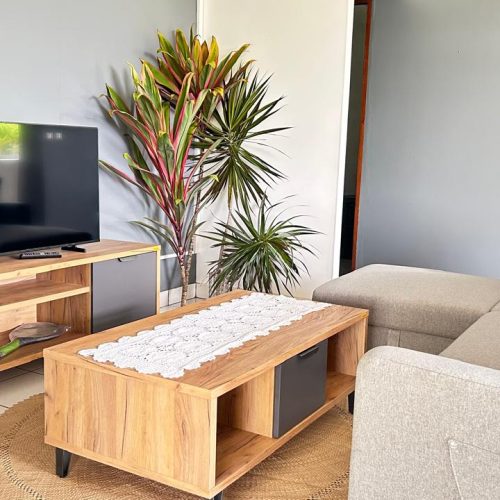 Salon de Katu Home photographié de côté, montrant l’espace de vie et la table basse.