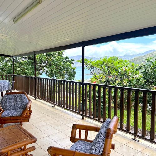 Coin salon extérieur sur la terrasse de Katu Home, idéal pour se détendre avec vue sur la nature.