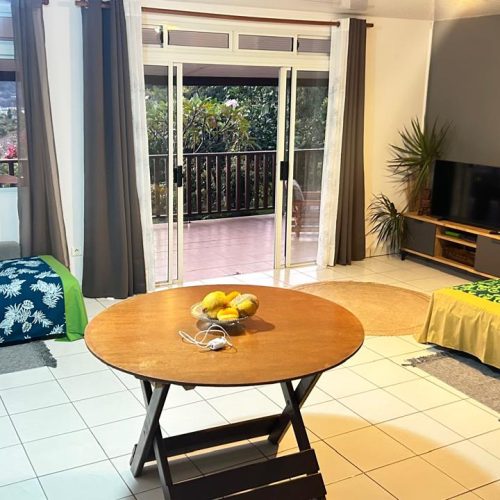 Gros plan du canapé convertible préparé – Salon de Katu Home