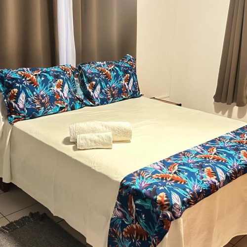 Chambre parentale de Katu Home avec lit king size épais de 30 cm et grande armoire.