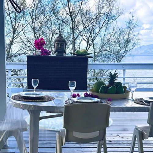 Terrasse du bungalow Hanamio Bay avec vue sur l’océan à Hiva Oa.