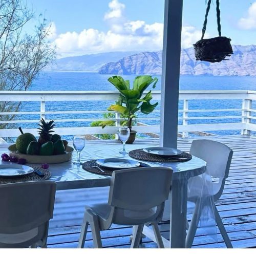 Terrasse de Hanamio Bay à Hiva Oa avec table dressée et vue sur l’océan