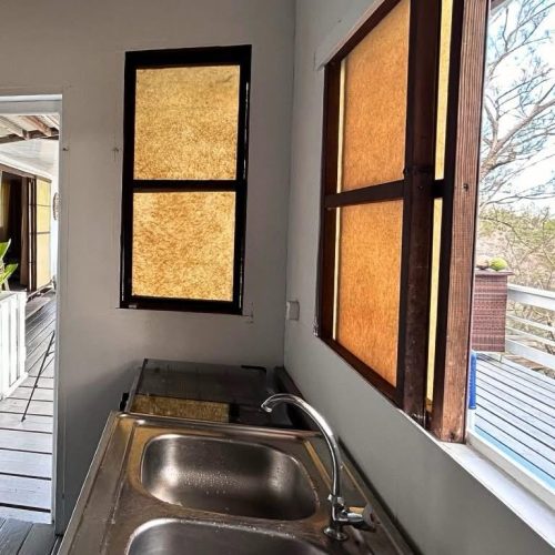 Cuisine du bungalow Hanamio Bay avec vue sur la terrasse en bois et sur la mer