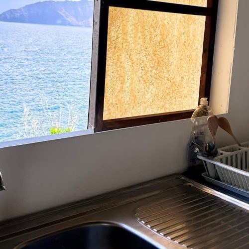 Vue sur la mer depuis l’évier de la cuisine du bungalow Hanamio Bay.