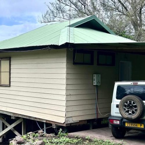 Arrière du bungalow Hanamio Bay avec voiture de location garée dans le garage.