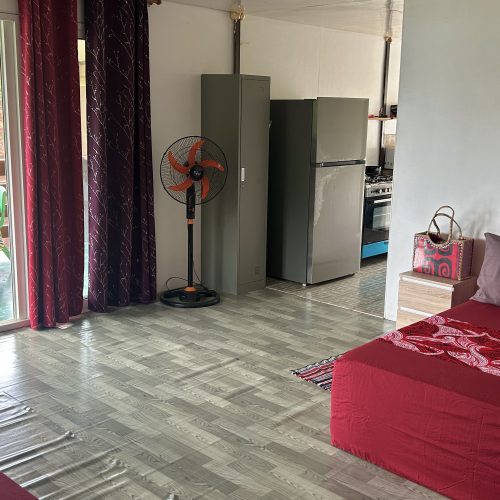 Pièce de vie de Koki Horizon avec lit et bureau à Hiva Oa