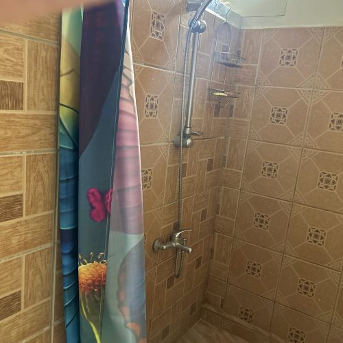 Douche à l’italienne dans la salle de bain de Koki Horizon à Hiva Oa