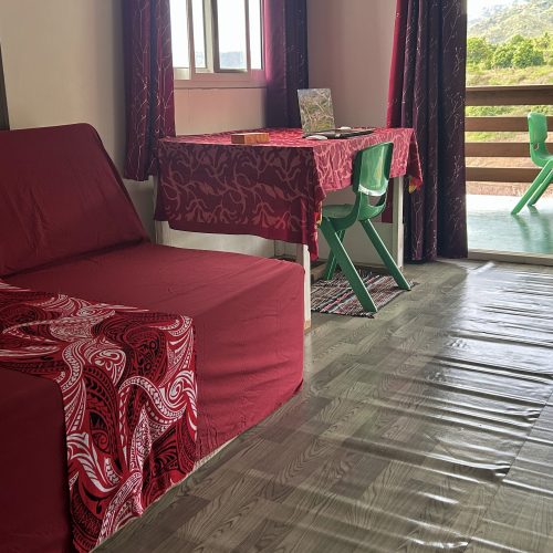 Canapé convertible et bureau dans la pièce de vie de Koki Horizon à Hiva Oa