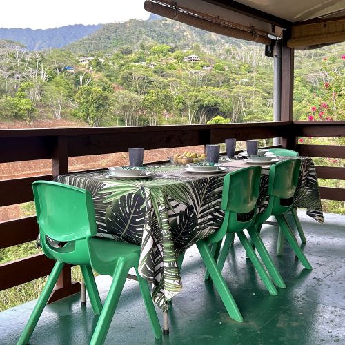 Terrasse de Koki Horizon avec vue sur la montagne à droite, à Hiva Oa