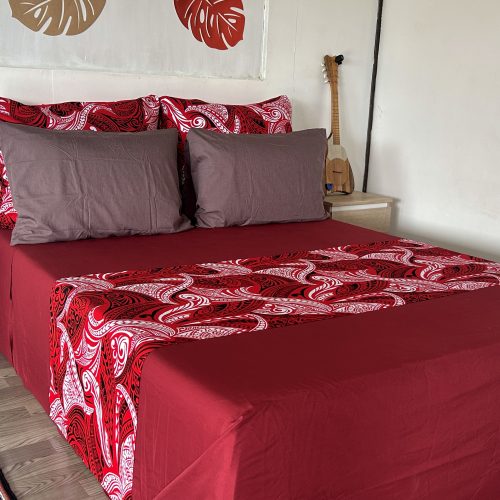 Lit double confortable dans la chambre de Koki Horizon à Hiva Oa